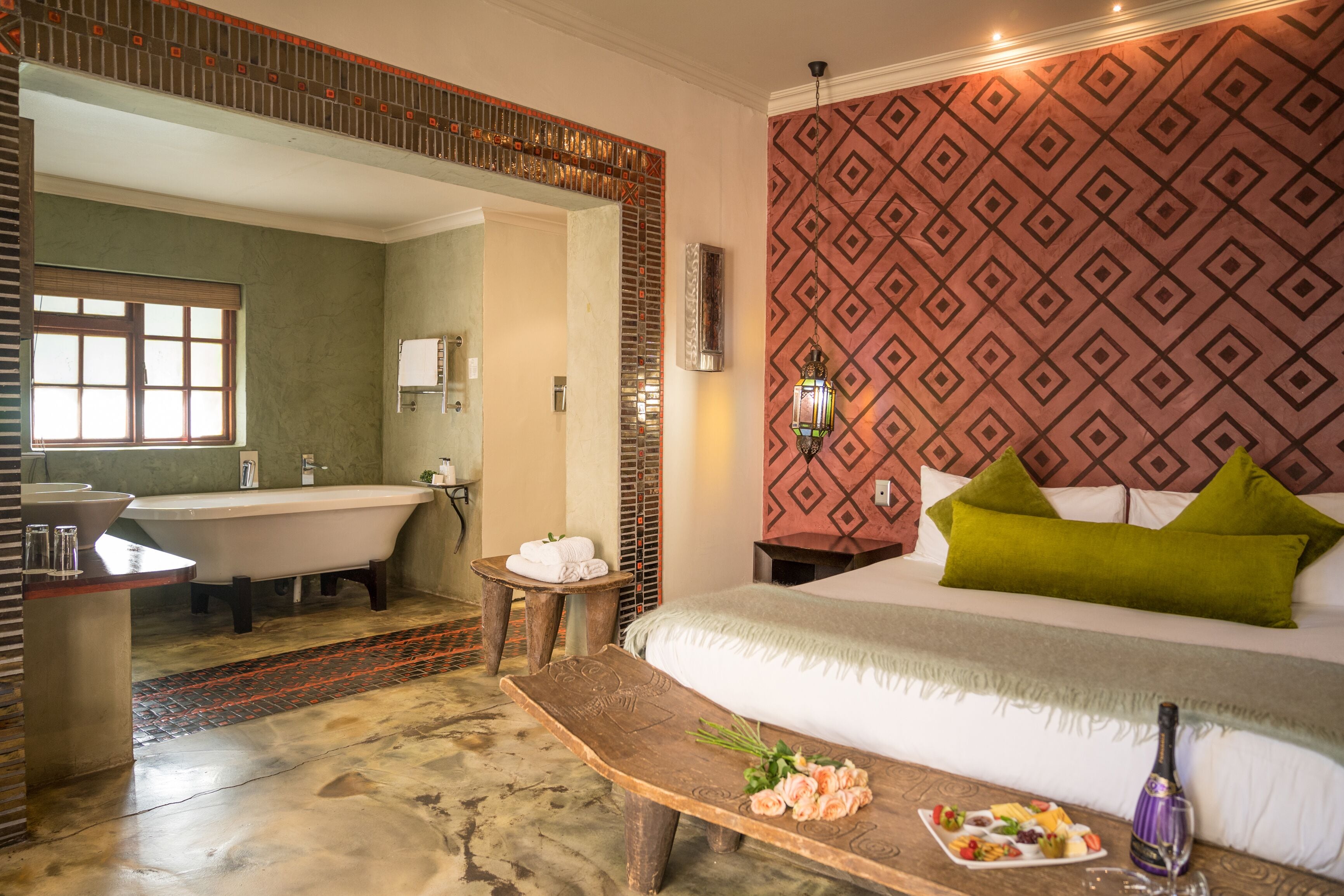 Executive Suite | Bathroom | Separate tub and shower, free toiletries, hair dryer, bidet
