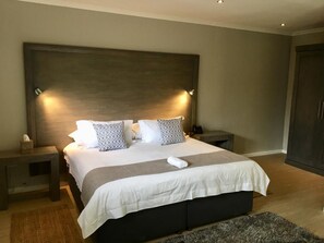 Luxury-Suite | Minibar, Zimmersafe, Schreibtisch, Zustellbetten