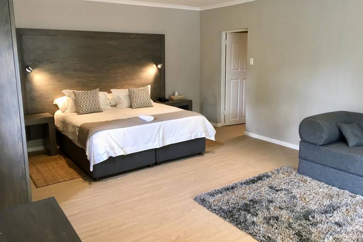 Luxury Suite | Minibar, in-room safe, desk, rollaway beds