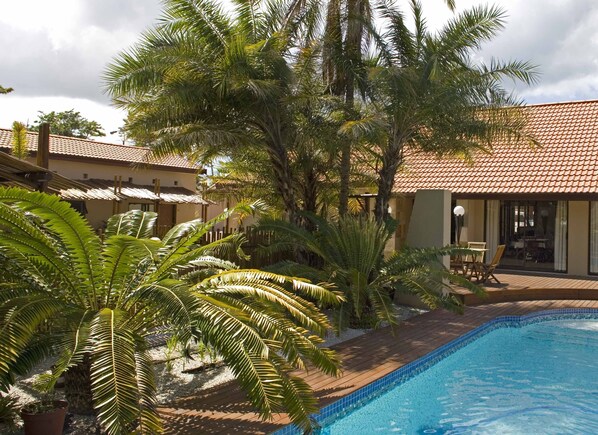 2 สระว่ายน้ำกลางแจ้ง