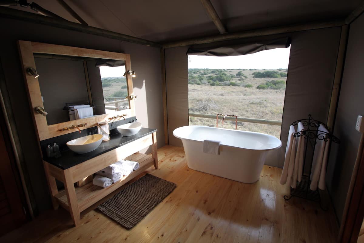 Luxe tent, 2 slaapkamers | 2 slaapkamers, een minibar, een kluis op de kamer