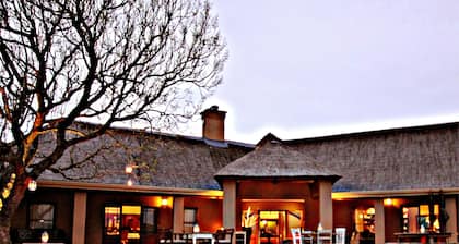 Hlosi Game Lodge - Amakhala Game Reserve