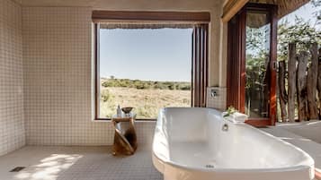 Bañera y ducha independientes, bañera profunda