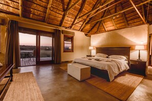 Luxury King / Twin Suite | Premium bedding, minibar, in-room safe, individually decorated - Hlosi Game Lodge - Amakhala Game Reserve (Paterson)