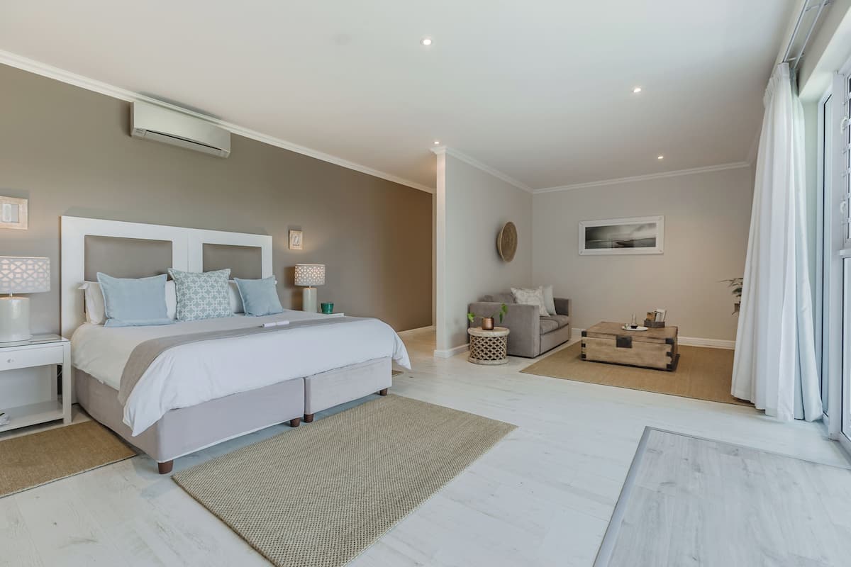 Roupas de cama premium, frigobar, cofres nos quartos, cortinas blackout
