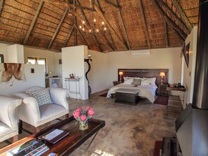 奢華套房 (King) | 1 間臥室、迷你吧、客房內保險箱、書桌