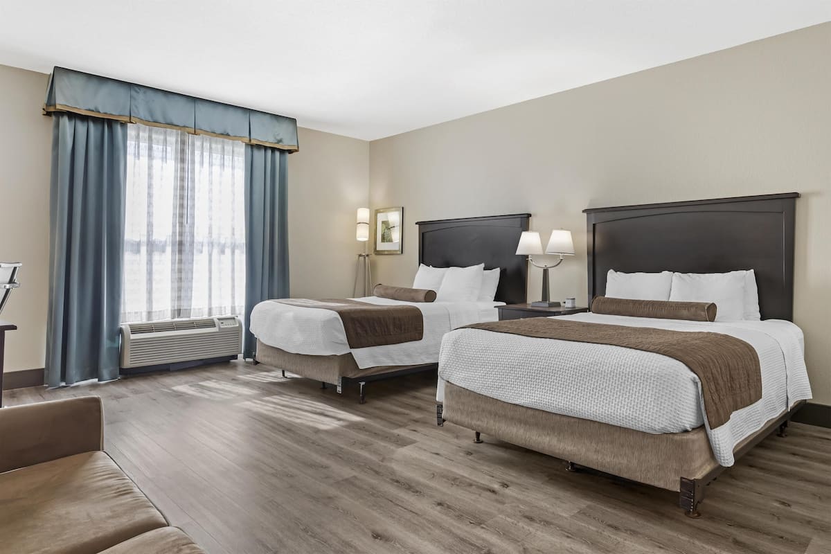 Chambre Standard, 2 grands lits, accessible aux personnes à mobilité réduite, baignoire | Coffre-fort, bureau, espace de travail pour ordinateurs portables
