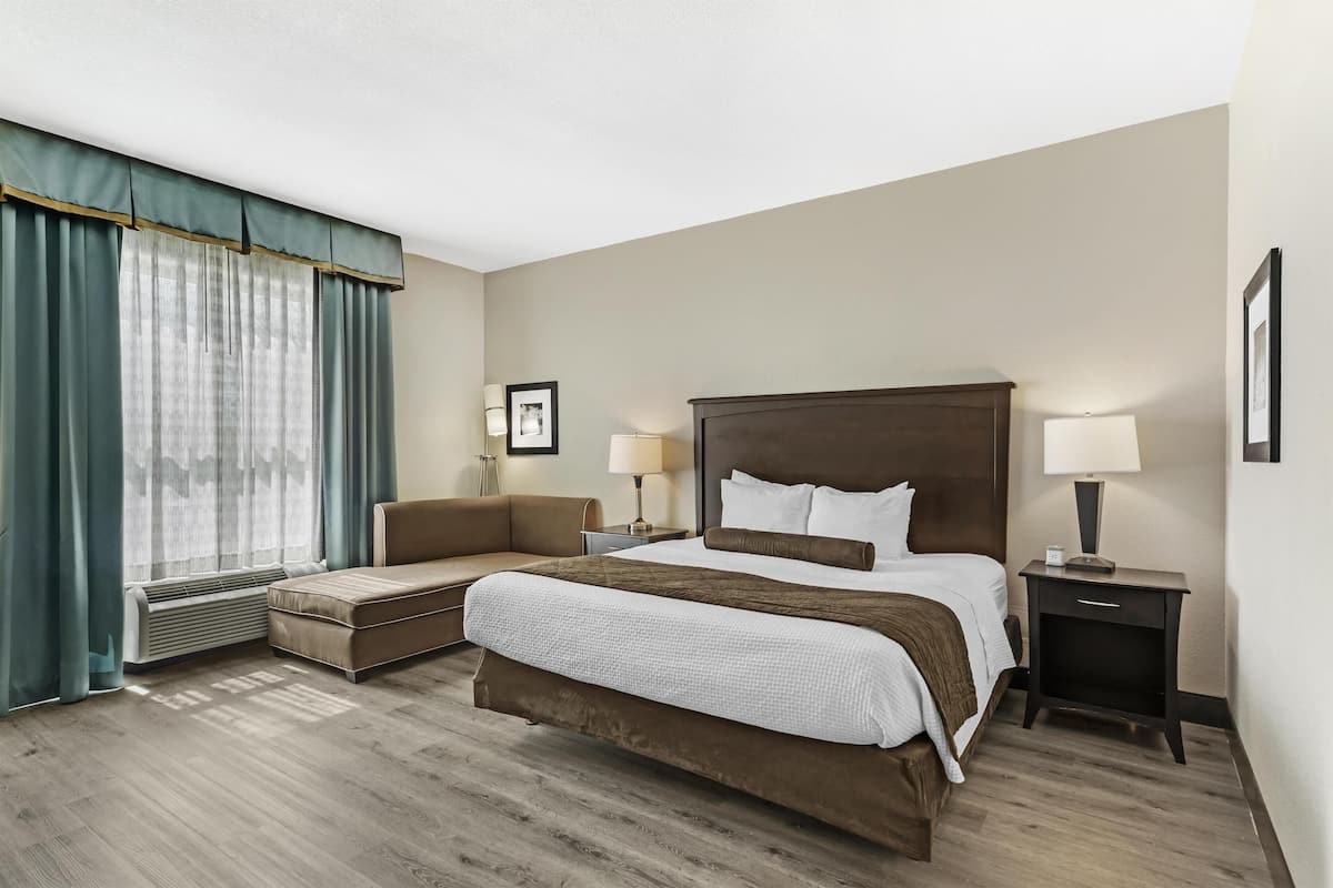 Chambre Standard, 1 très grand lit, accessible aux personnes à mobilité réduite, baignoire | Coffre-fort, bureau, espace de travail pour ordinateurs portables