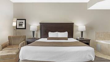 Habitación de hotel con una cama grande, una silla, una mesita de noche, una lámpara y un baño con bañera.