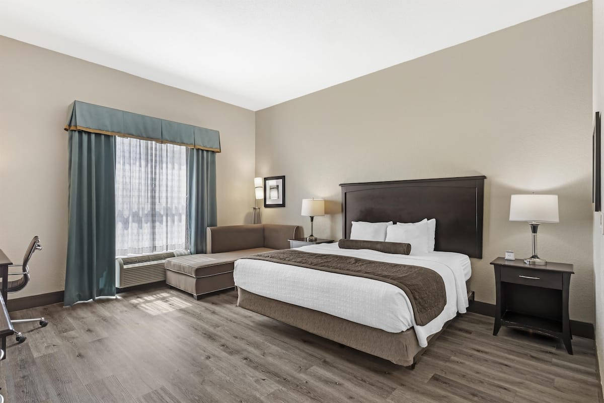 Chambre Standard, 1 très grand lit, accessible aux personnes à mobilité réduite, non-fumeur | Coffre-fort, bureau, espace de travail pour ordinateurs portables