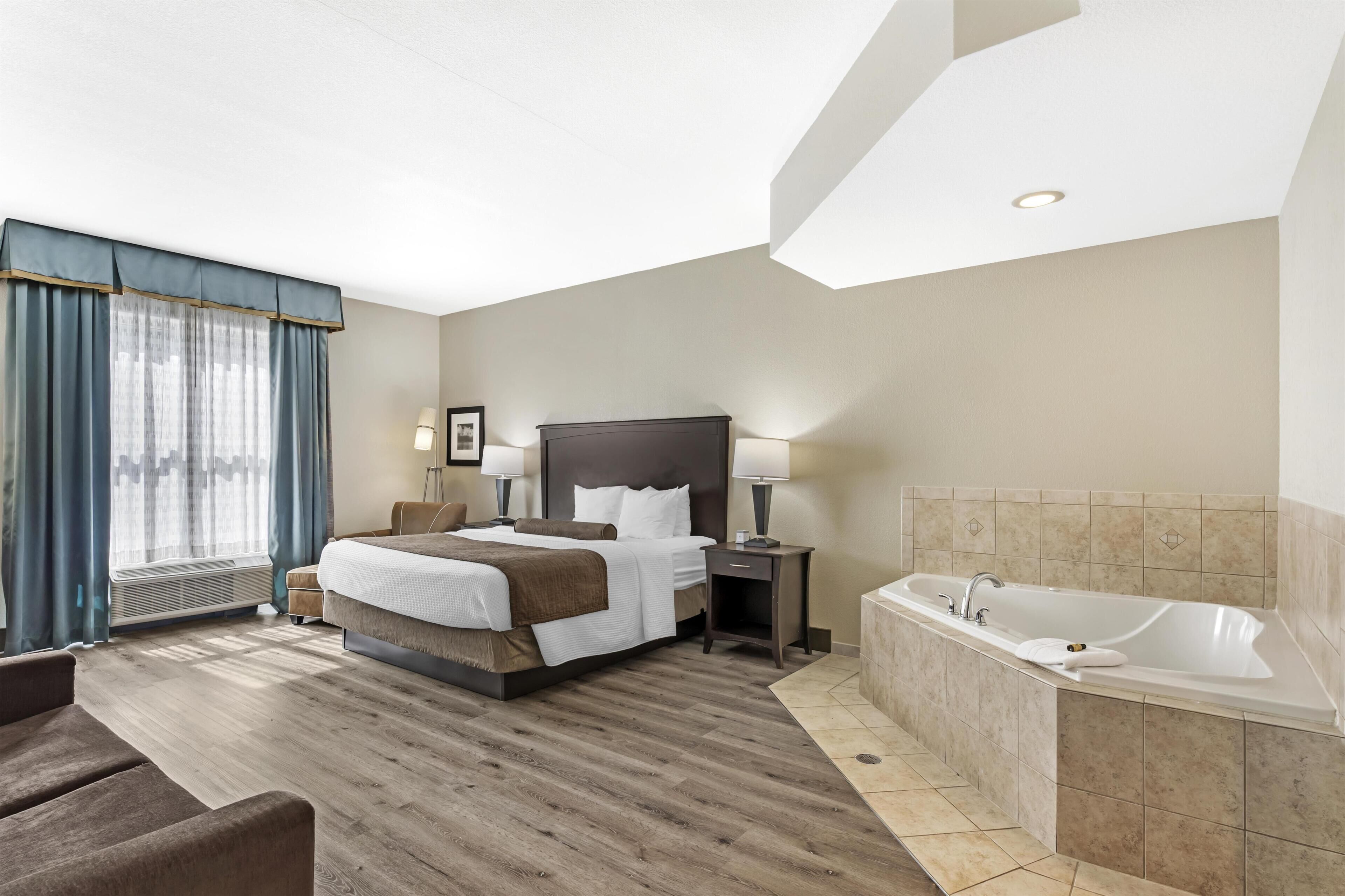 Quarto standard, 1 cama King, para não fumantes, banheira de hidromassagem | Cofres nos quartos, escrivaninha, espaço de trabalho para notebook