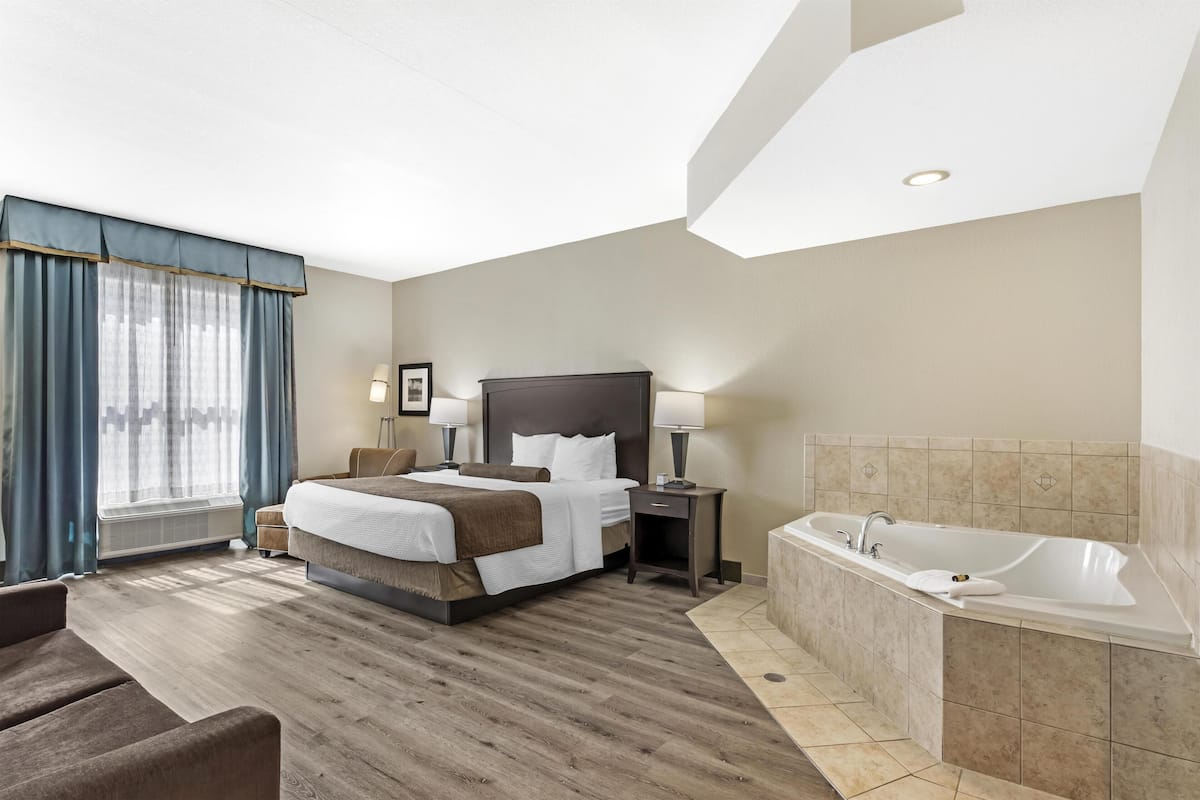 Chambre Standard, 1 très grand lit, non-fumeur, baignoire à jets | Coffre-fort, bureau, espace de travail pour ordinateurs portables