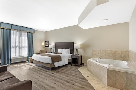 Standard Room, 1 King Bed, Non Smoking, Jetted Tub | In-room safe, desk, laptop workspace, soundproofing