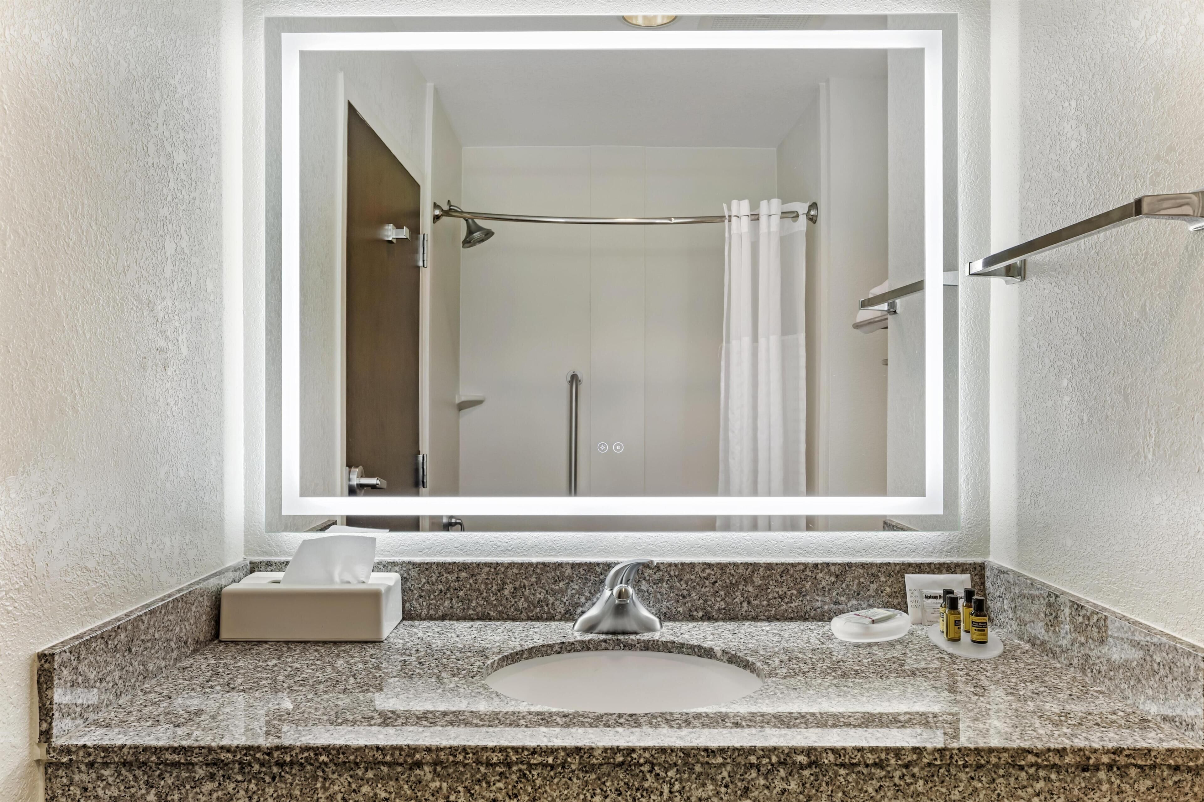 Standard Room, 1 King Bed, Non Smoking, Refrigerator & Microwave | Bathroom | Free toiletries, hair dryer, towels, soap