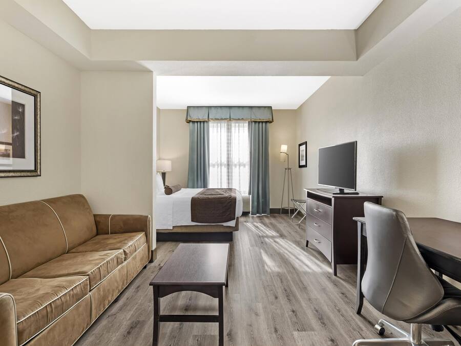 Suite, 1 cama de matrimonio grande, no fumadores, frigorífico y microondas (with Sofabed) | Caja fuerte, escritorio, espacio para trabajar con un portátil