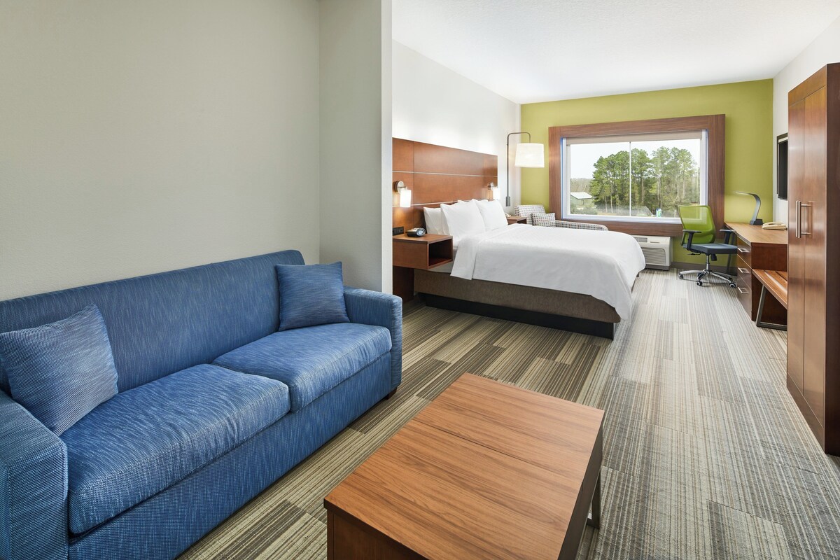 Suite, 1 King Bed | In-room safe, desk, blackout drapes, iron/ironing board