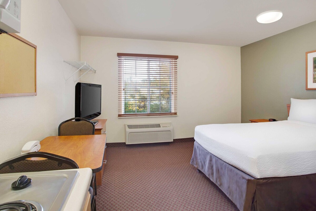 Desk, iron/ironing board (on request), WiFi (free), alarm clocks