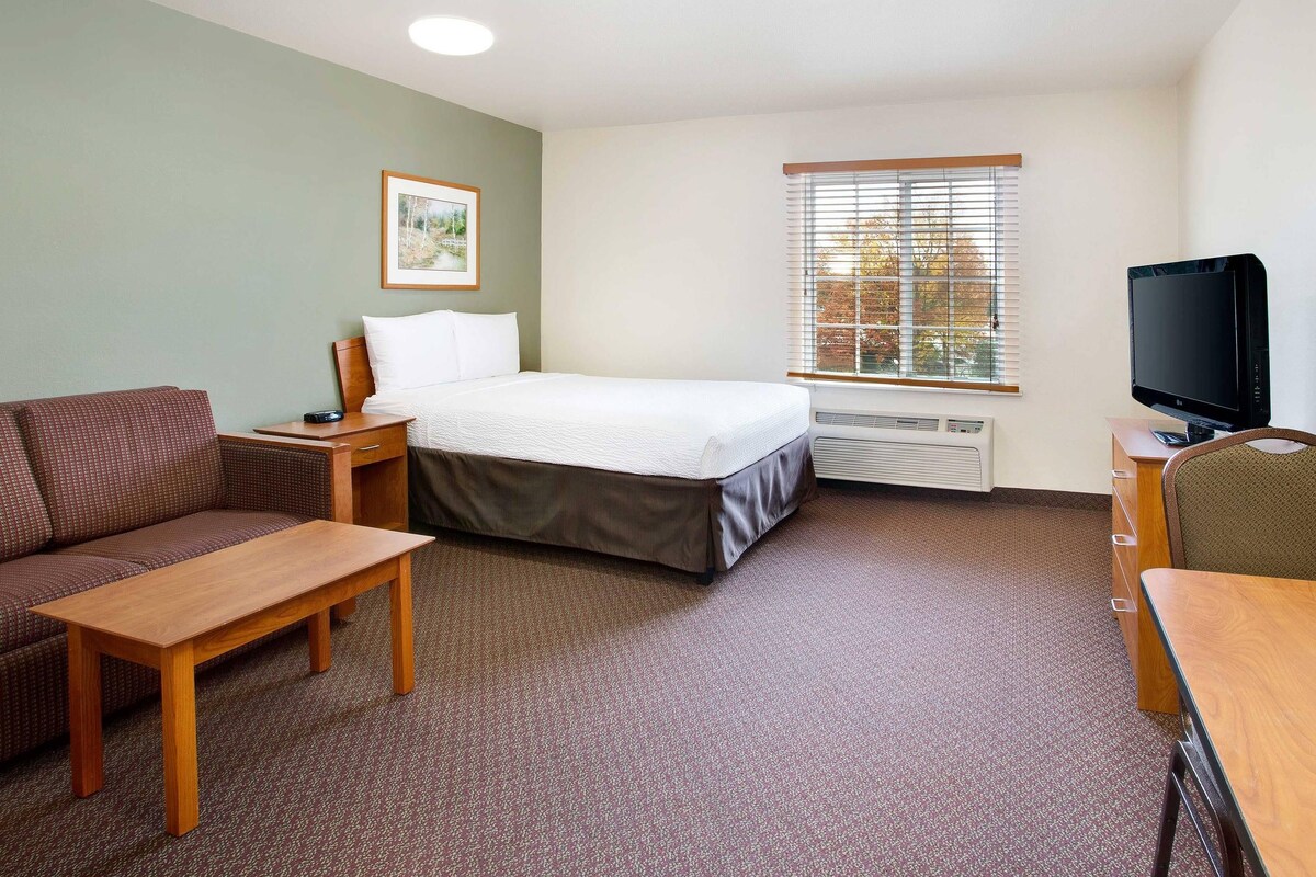 Desk, iron/ironing board (on request), WiFi (free), alarm clocks