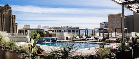 Una piscina al aire libre, cabañas de piscina gratuitas