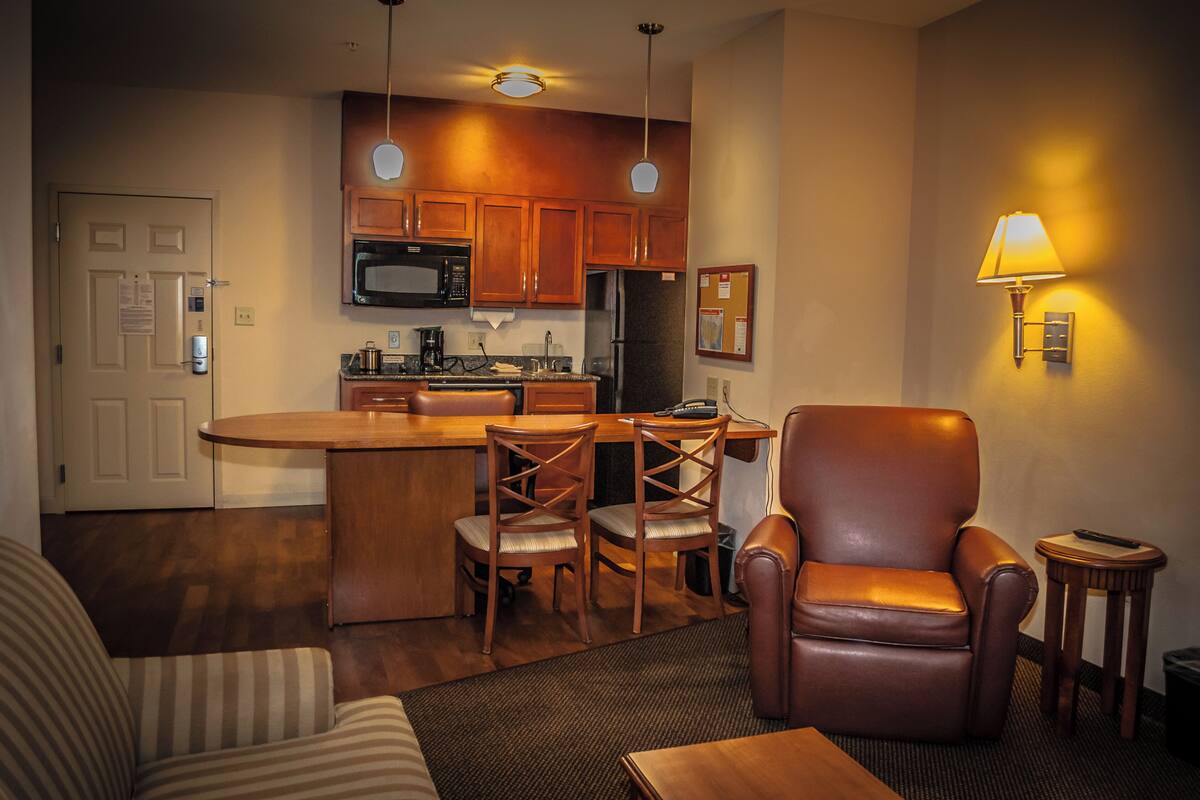 suite, 1 bedroom | desk, blackout curtains, iron/ironing board, free wifi