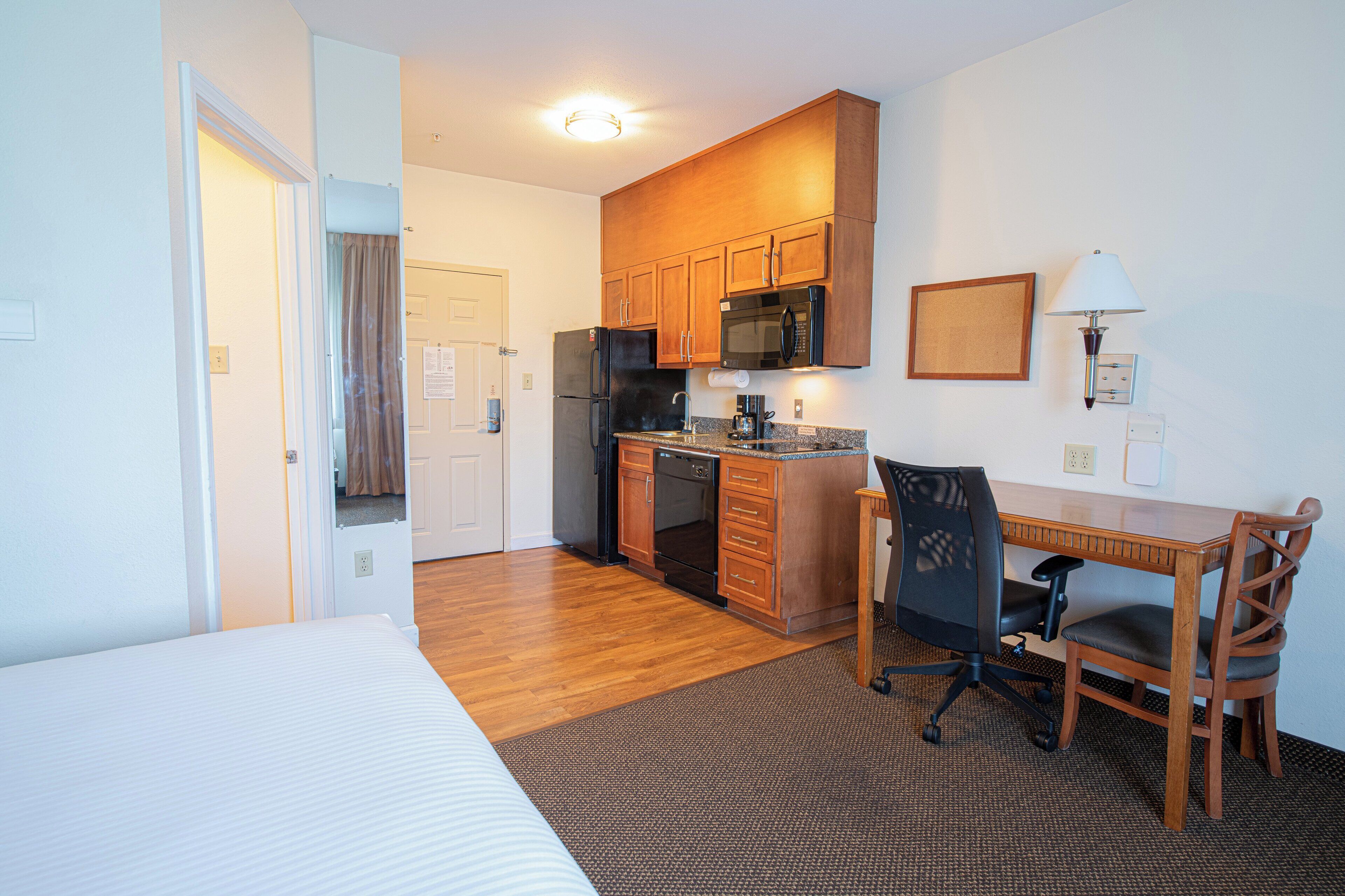 studio suite, 1 queen bed | desk, blackout curtains, iron/ironing board, free wifi