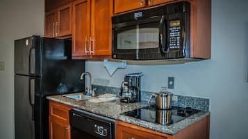 Fridge, microwave, stovetop, dishwasher