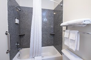 Combined shower/bathtub, free toiletries, hair dryer, towels - Candlewood Suites New Iberia by IHG (New Iberia)