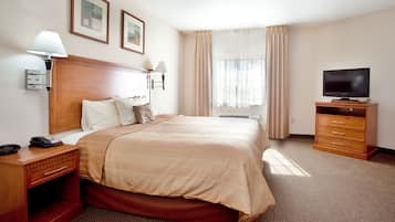 Escritorio, cortinas blackout y tabla de planchar con plancha