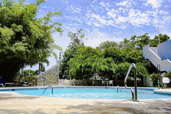 2 piscinas al aire libre, sombrillas, sillones reclinables de piscina