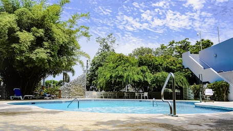2 outdoor pools, pool umbrellas, sun loungers. Costa Bahia Hotel & Convention Center