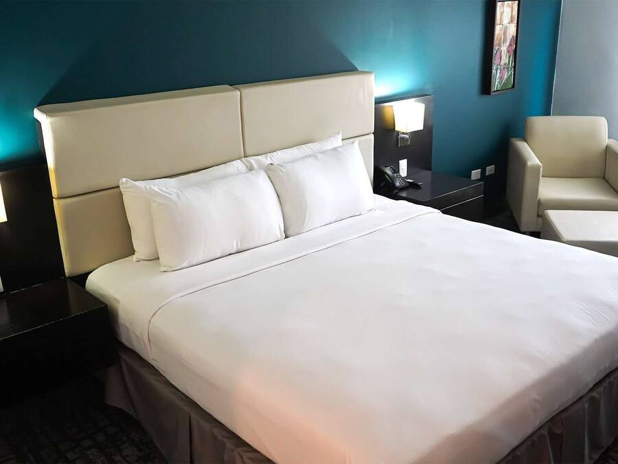 Dundyner, senger med overmadrass, safe på rommet og skrivebord