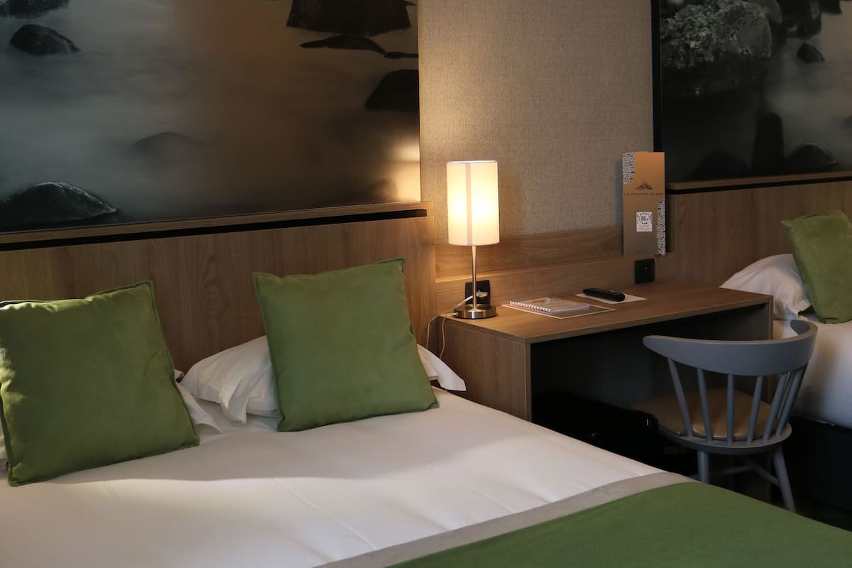 Desk, blackout drapes, free WiFi, bed sheets