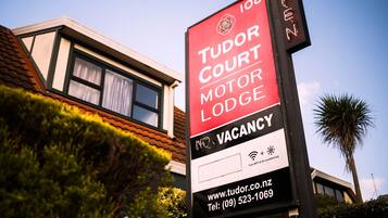 Cartell d'un establiment per indicar que Tudor Court Motor Lodge té habitacions disponibles.