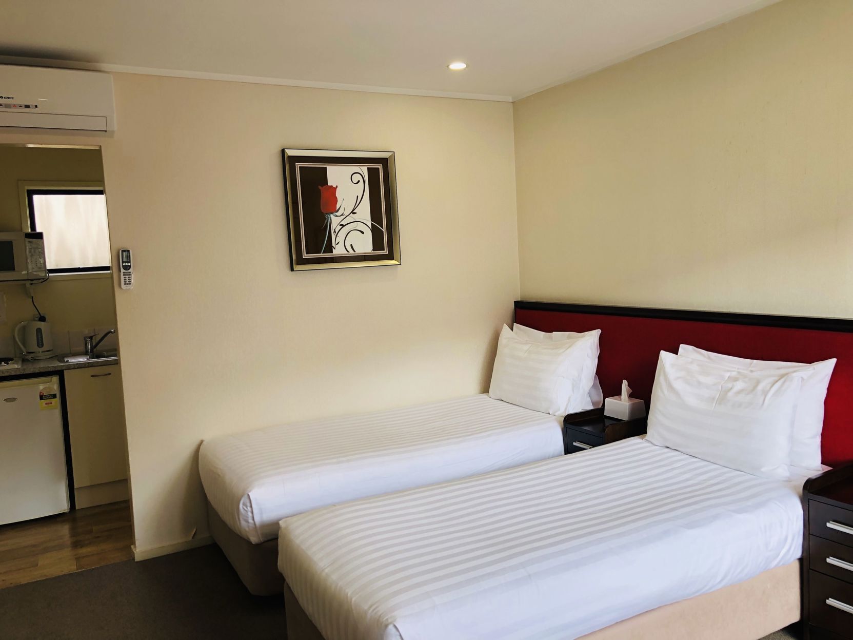 高級寝具、デスク、遮光カーテン、WiFi (無料)