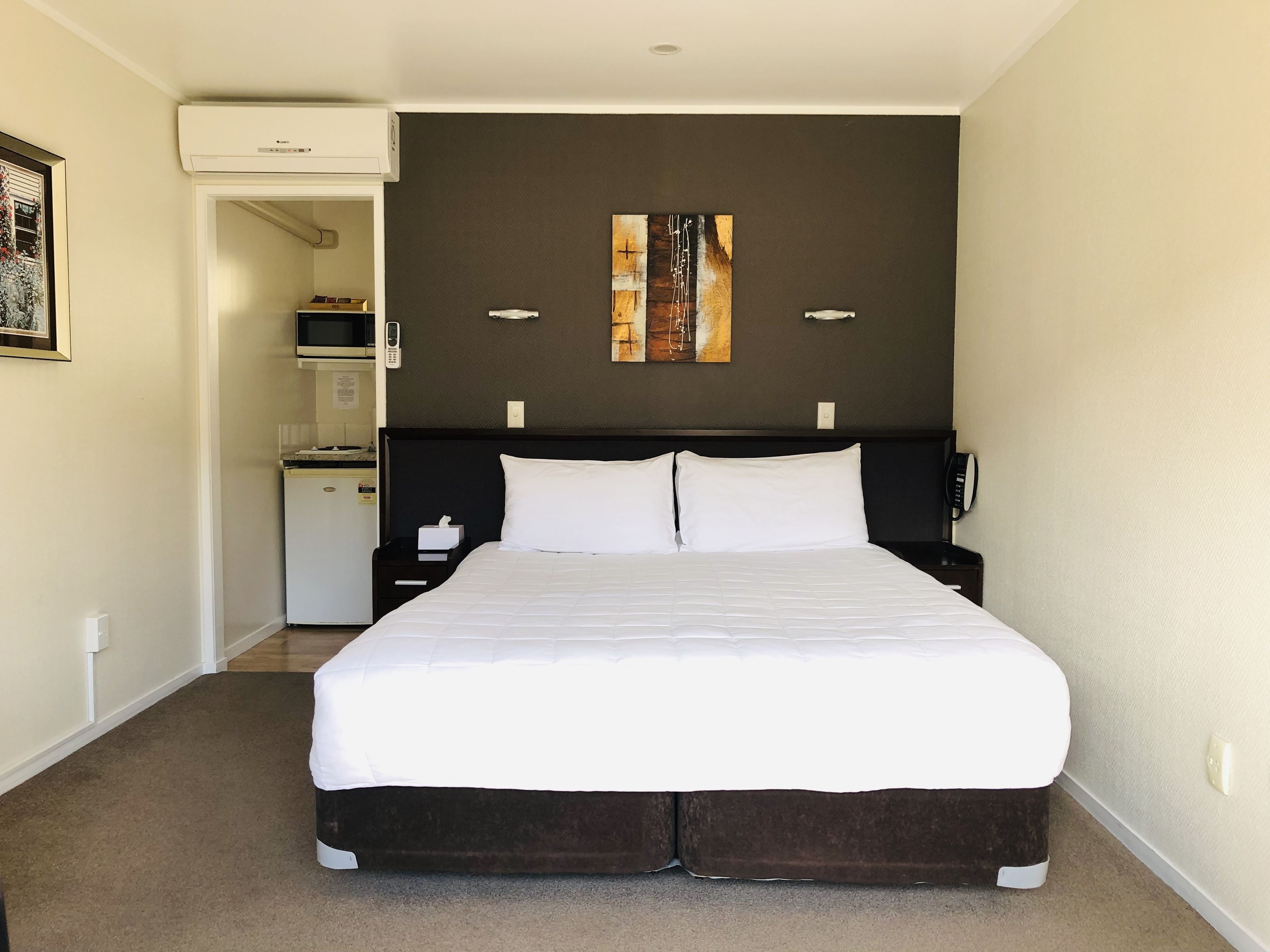 高級寝具、デスク、遮光カーテン、WiFi (無料)