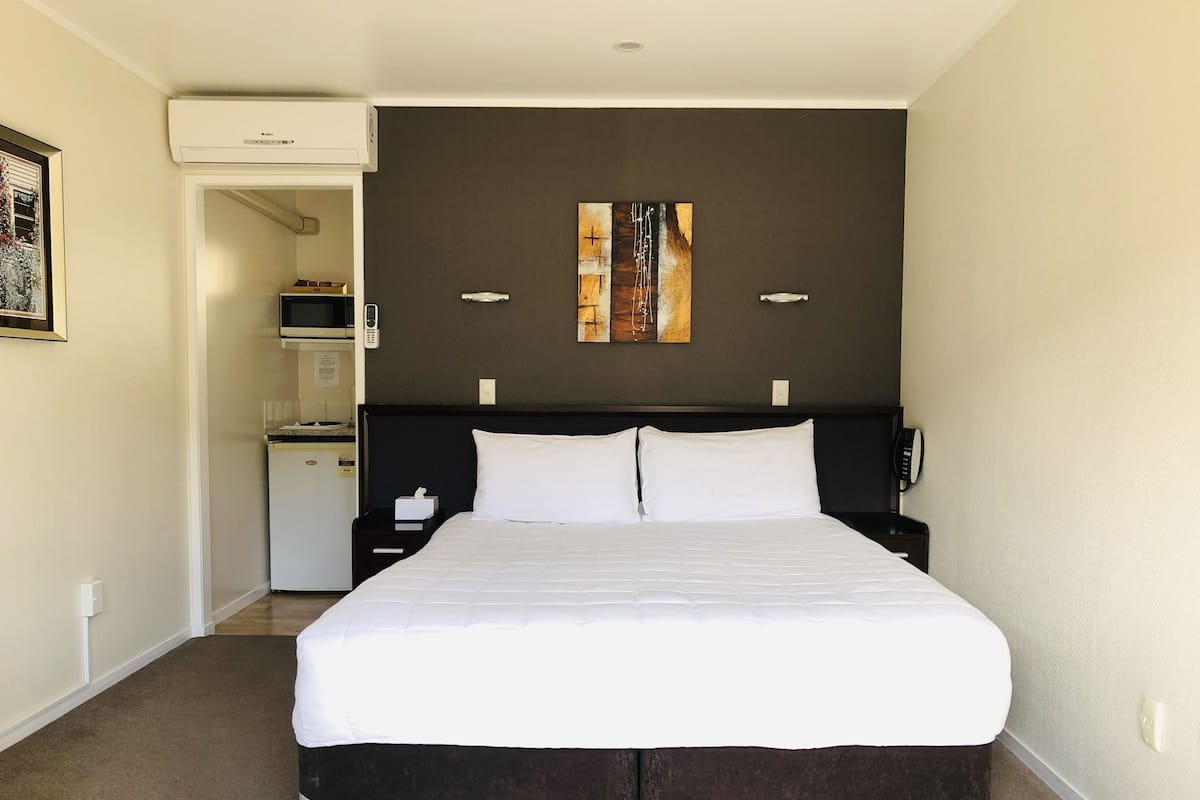 Premium bedding, desk, blackout curtains, free WiFi