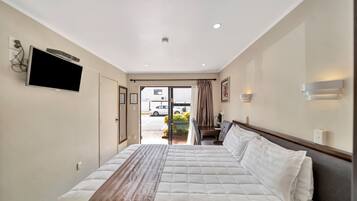 Premium bedding, desk, blackout drapes, free WiFi