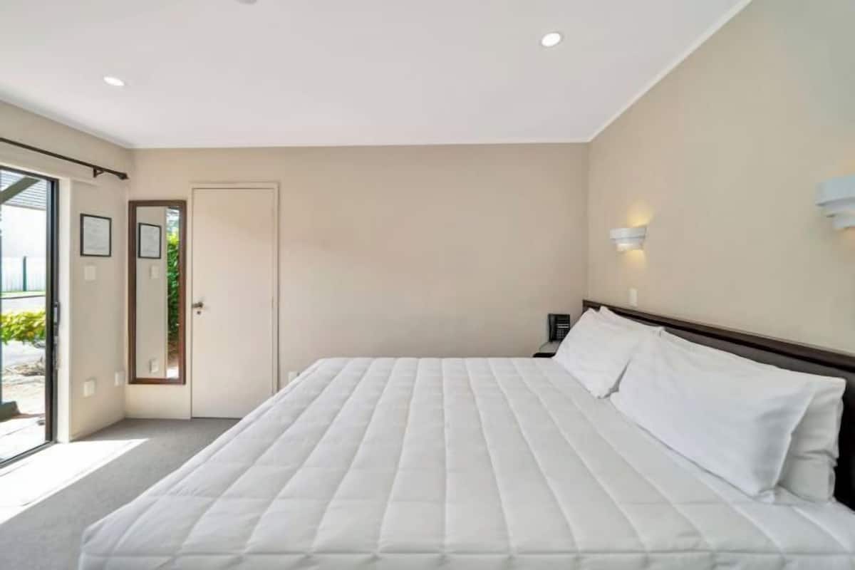 Premium bedding, desk, blackout curtains, free WiFi