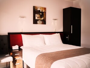 Executive Studio with Bathtub | Premium bedding, desk, blackout drapes, free WiFi