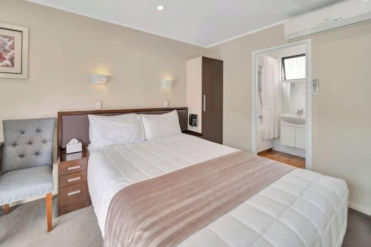Premium bedding, desk, blackout curtains, free WiFi