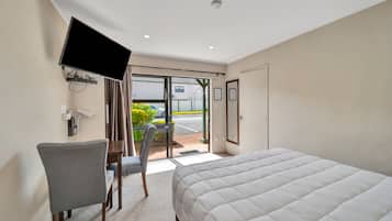 Master Studio with Walk-in Shower | Premium bedding, desk, blackout drapes, free WiFi