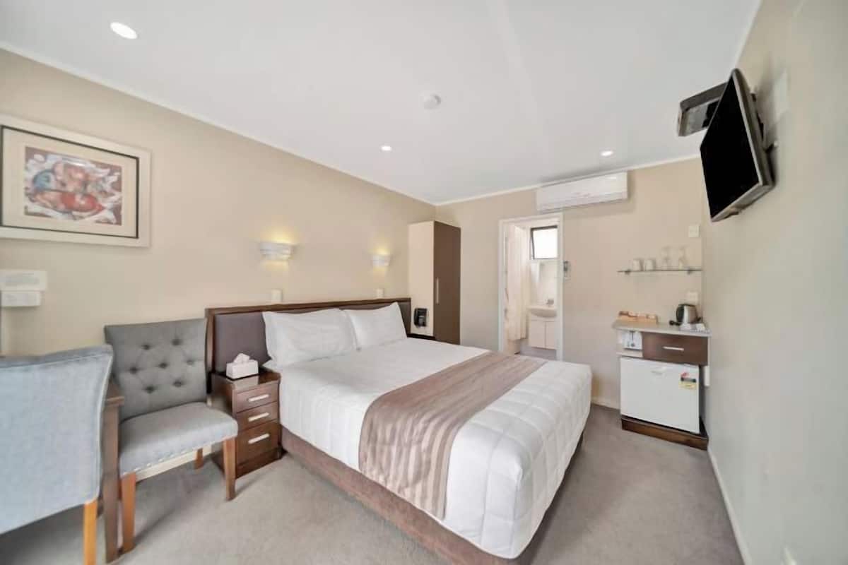 Premium bedding, desk, blackout curtains, free WiFi