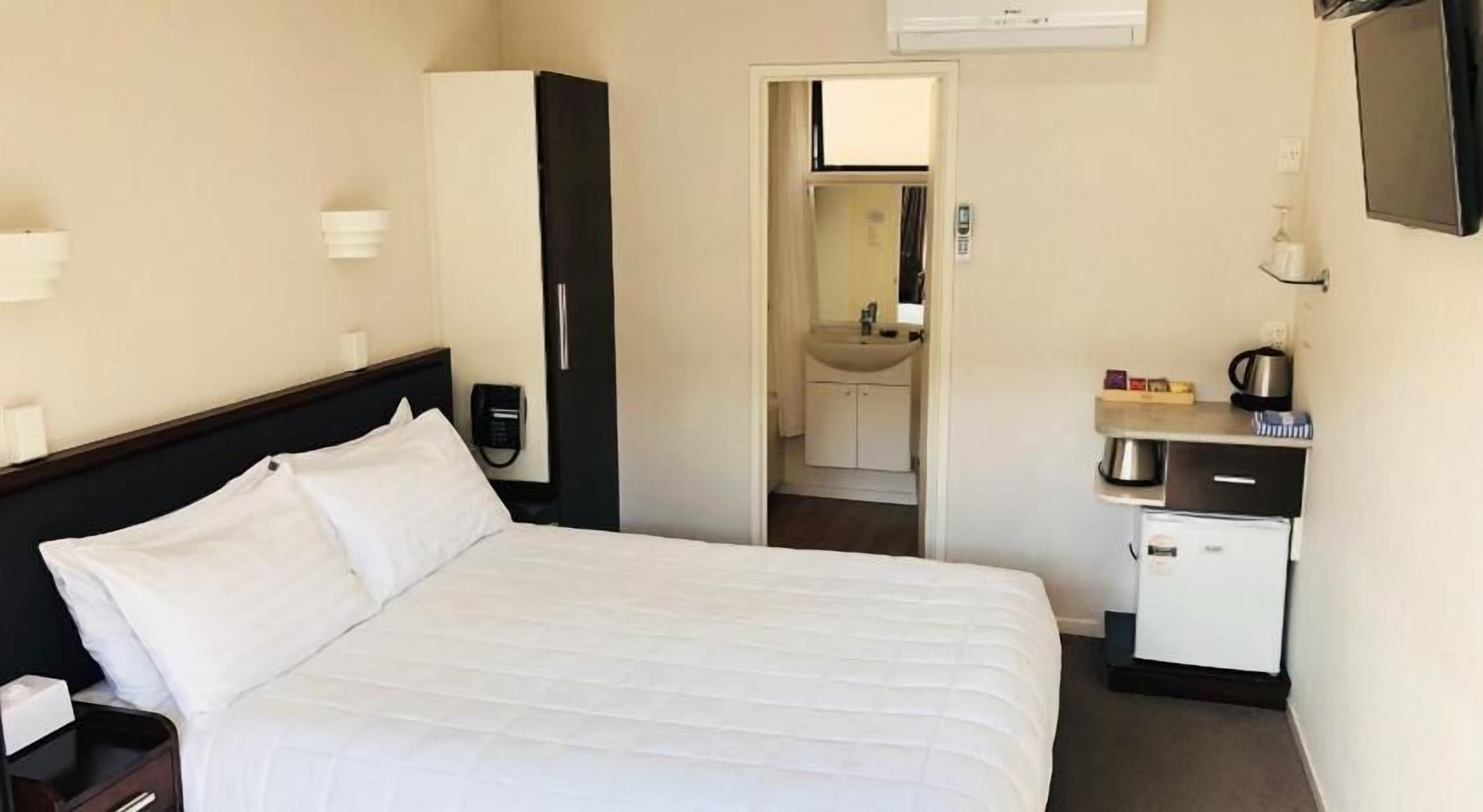 高級寝具、デスク、遮光カーテン、WiFi (無料)