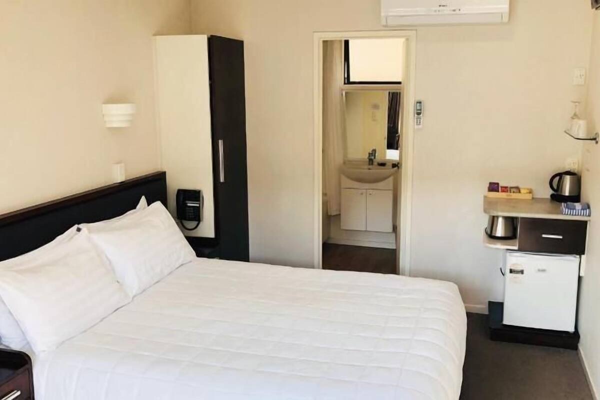 Premium bedding, desk, blackout curtains, free WiFi