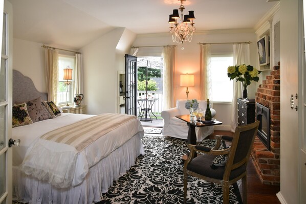 Deluxe Room, 1 King Bed, Fireplace, Garden Area