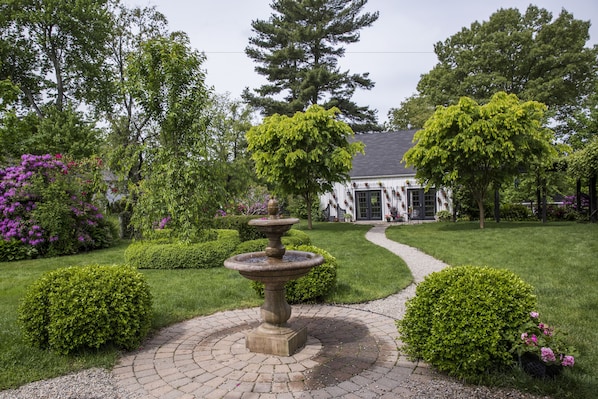 Garden - The Connecticut River Valley Inn (Glastonbury)
