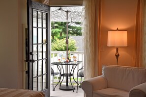 Deluxe Room, 1 King Bed, Fireplace, Garden Area