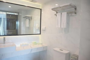 A modern bathroom with a large mirror, a white sink, a toilet, and a towel rack. - Guangzhou Jiangyue Hotel (Guangzhou)