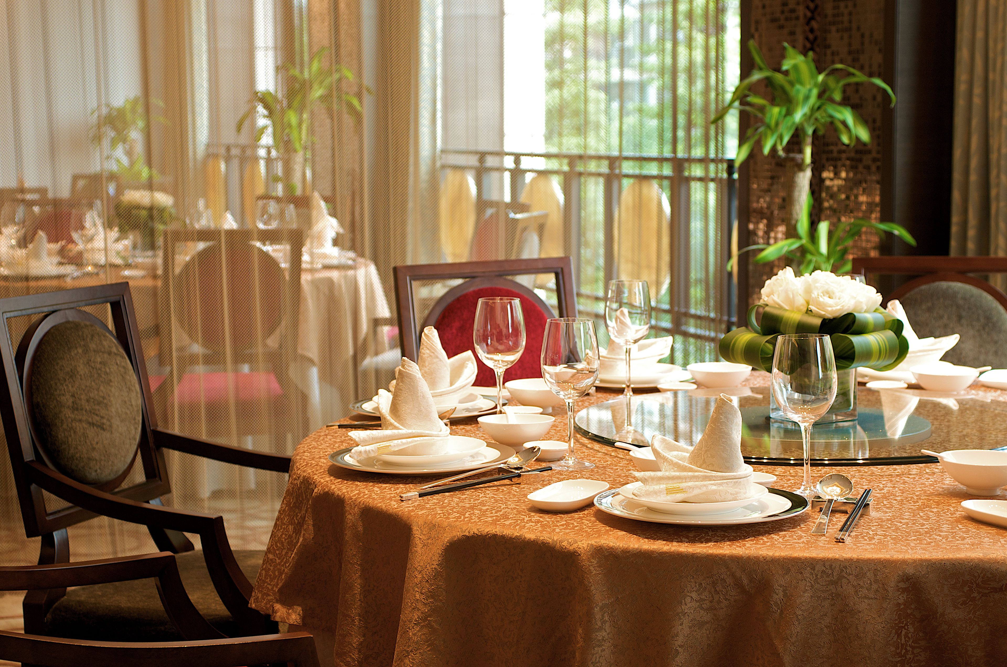 3 restaurants, breakfast served