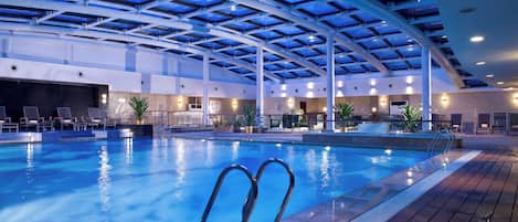Piscina coperta, con ingresso dalle 06:00 alle 23:00, lettini